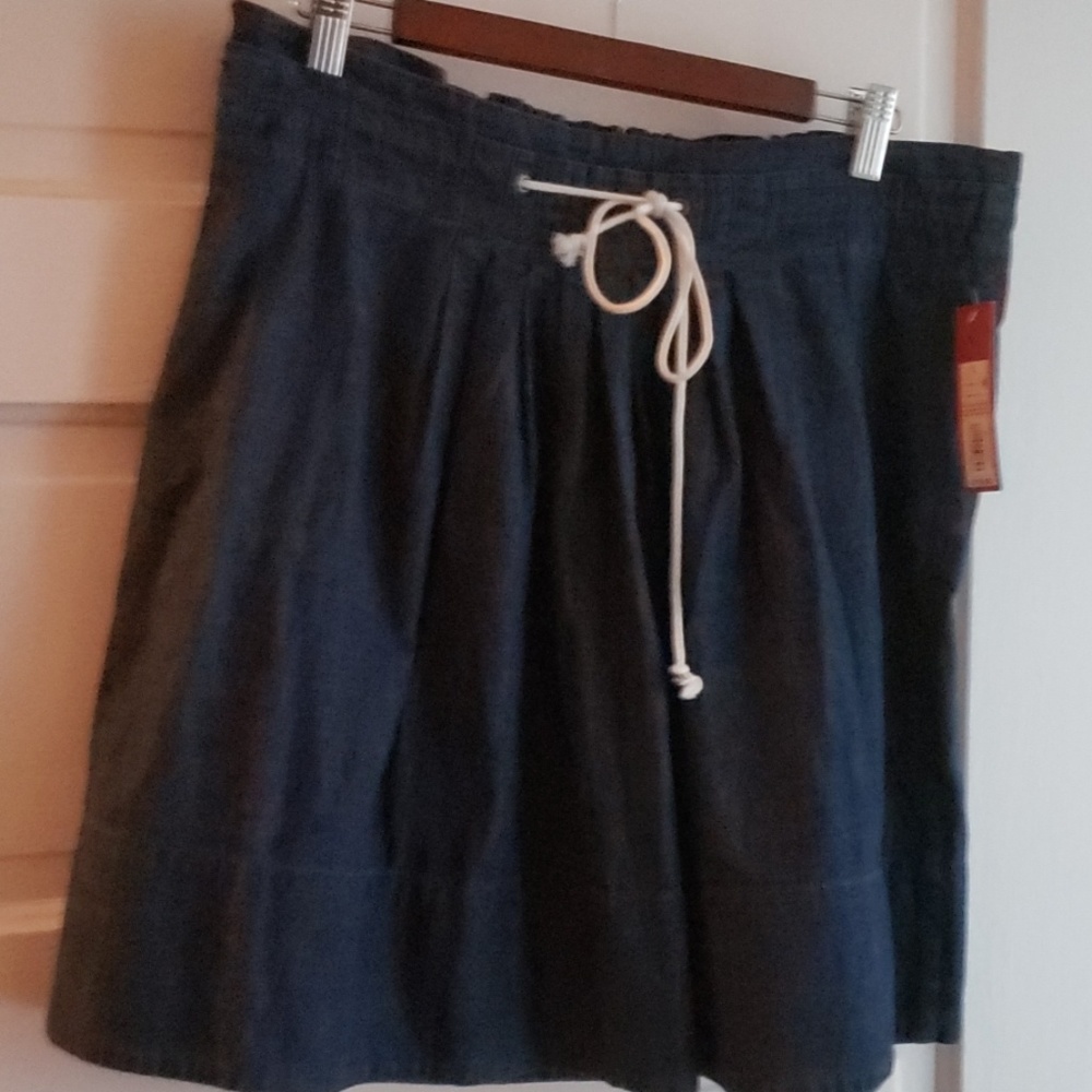 Ladies Navy Blue Denim Skirt. NWT Size Large